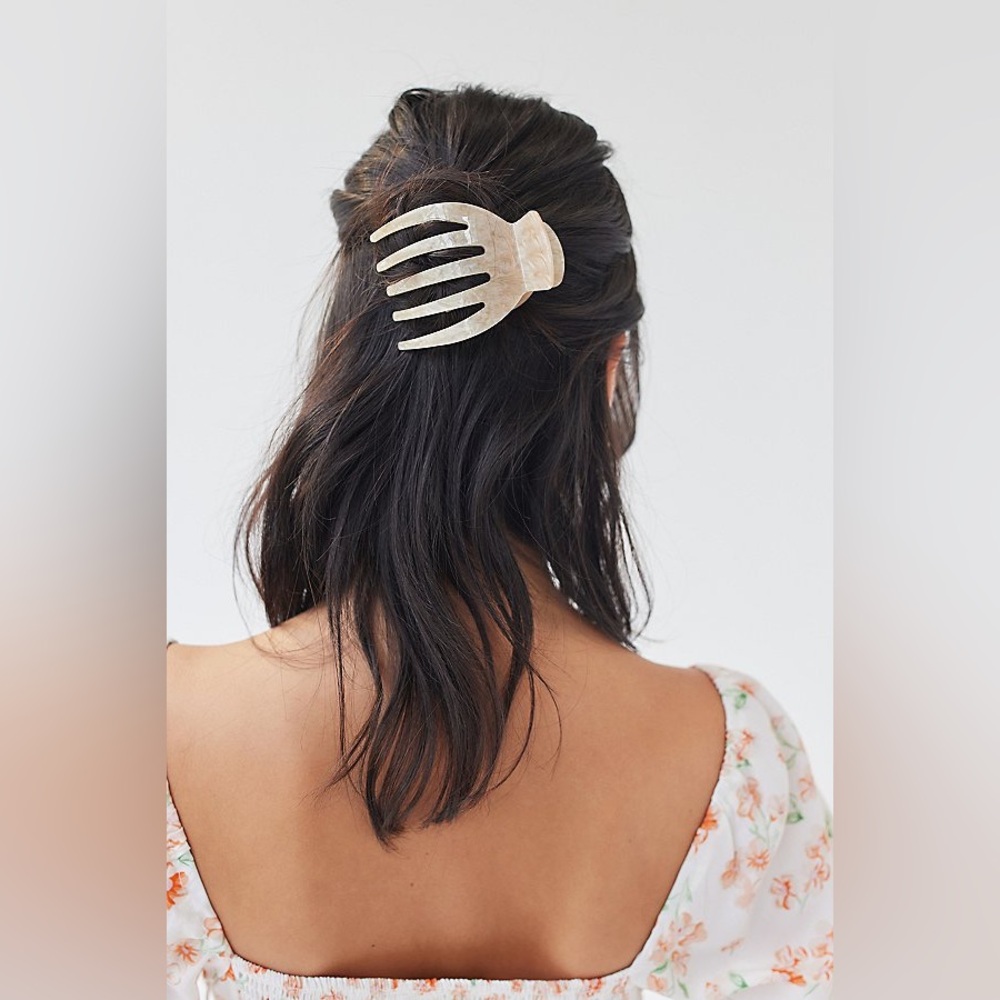 New🌟Urban Outfitters-Flat Alice Claw ClipMarbled Pearl